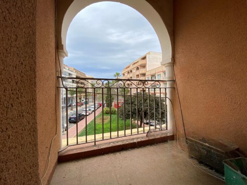 5 bedroom Apartment for sale