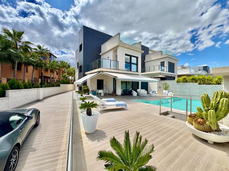 Villa en venta en San Miguel de Salinas, Alicante