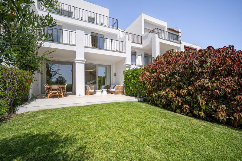 4 bedroom Townhouse for sale