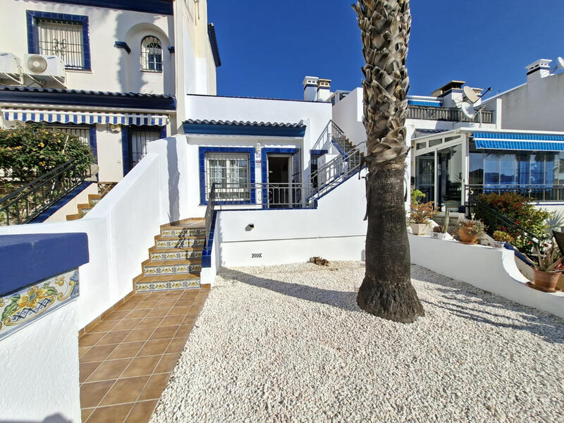 Villa Te koop in Villamartin, Alicante