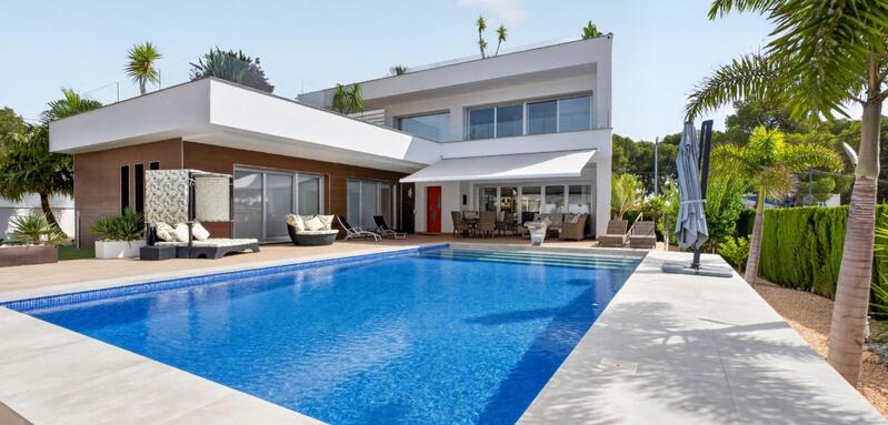 Villa for sale in Pinar de Campoverde, Alicante