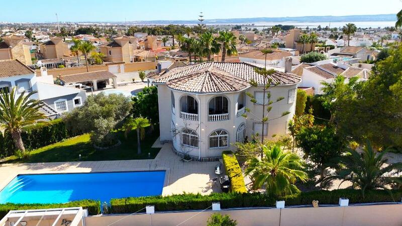 вилла продается в Torrevieja, Alicante