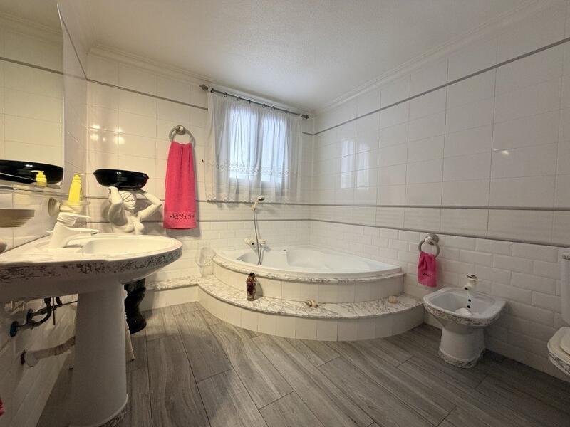 4 slaapkamer Gezinswoning Te koop 4 slaapkamer Gezinswoning Te koop