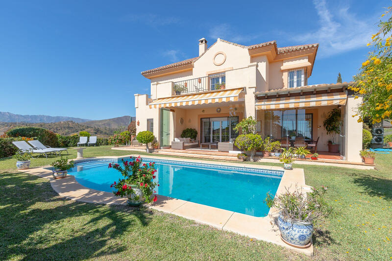 Villa en venta en Elviria, Málaga