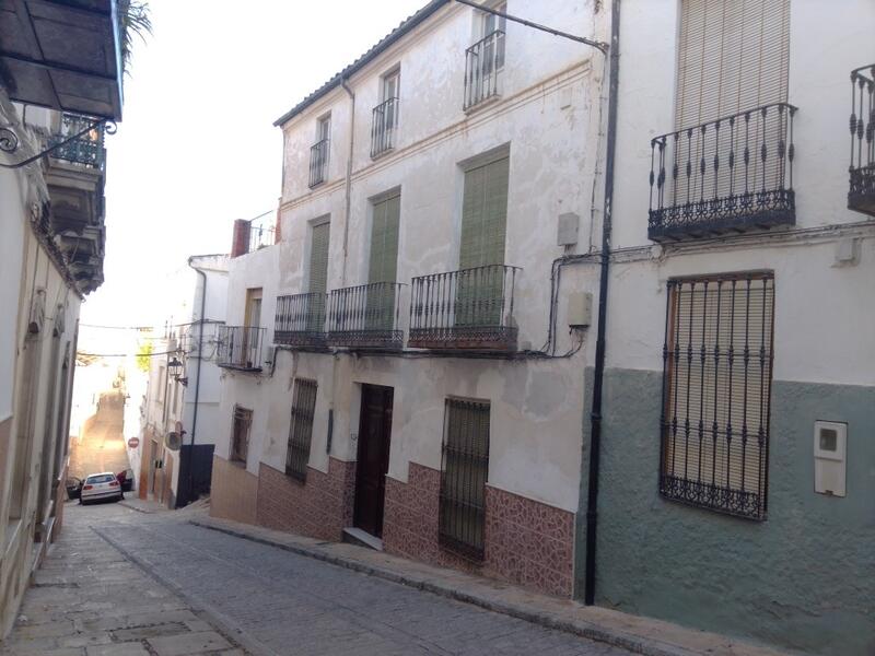 8 bedroom Townhouse for sale