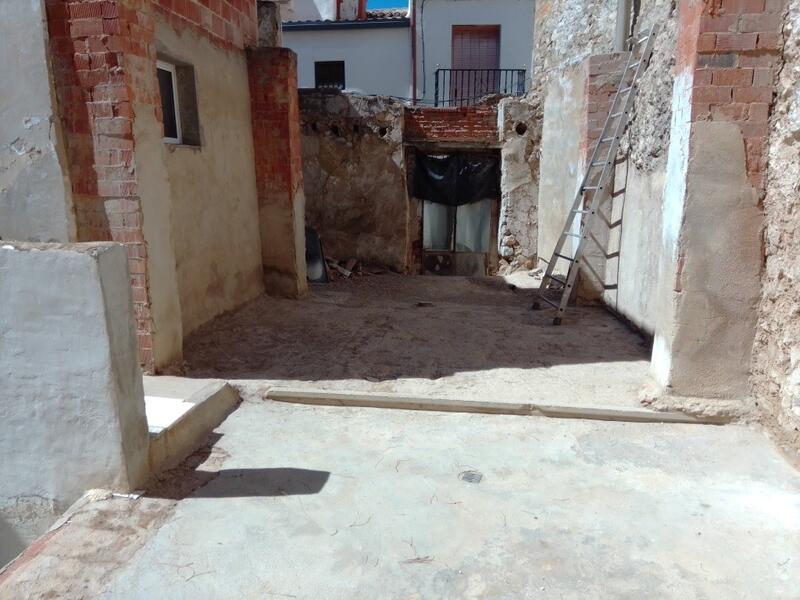 8 bedroom Townhouse for sale