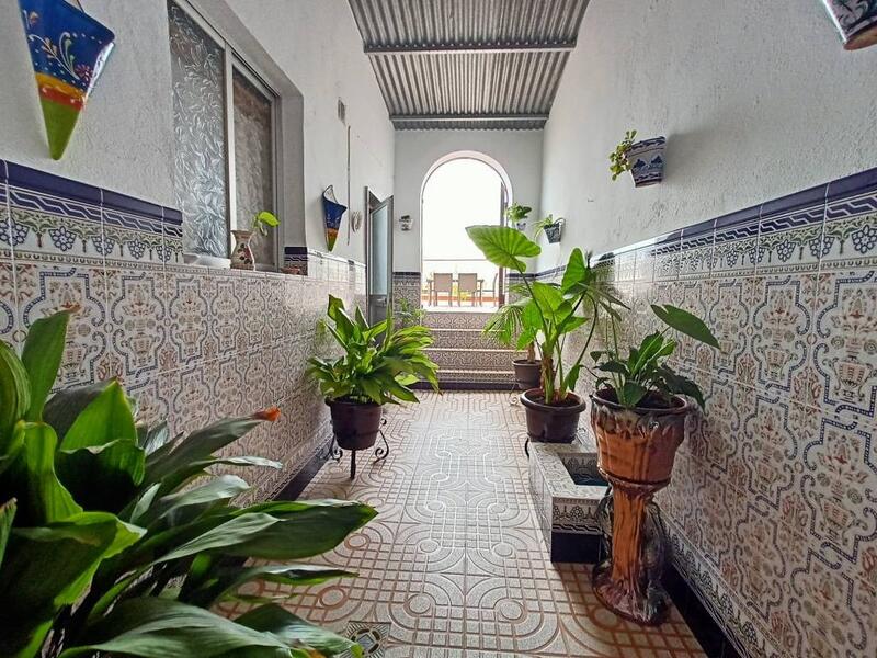 5 bedroom Townhouse for sale