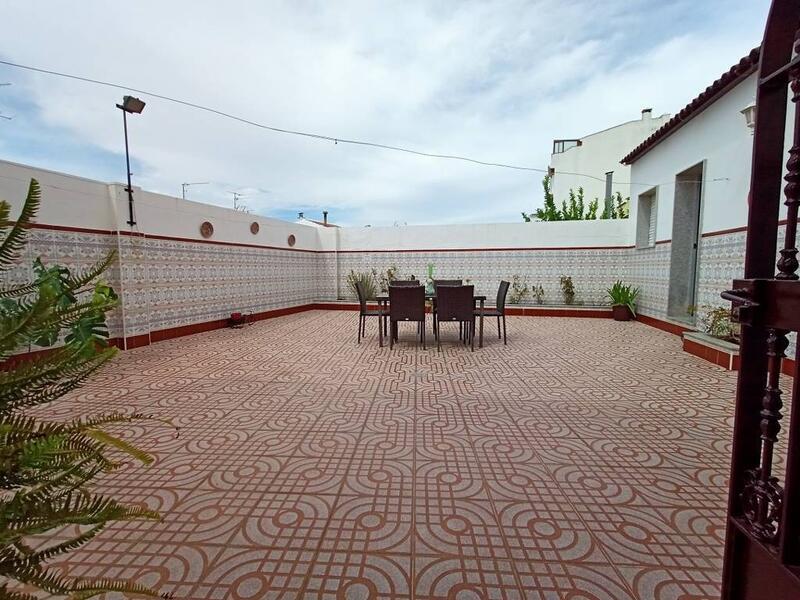 5 bedroom Townhouse for sale