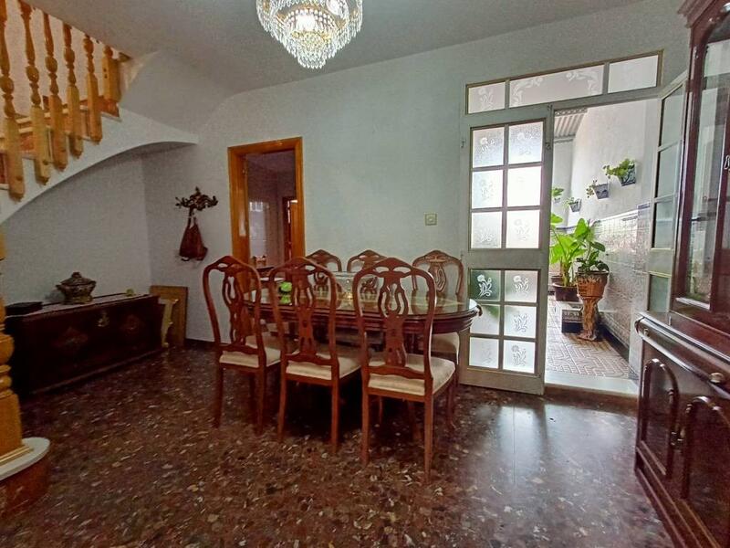5 bedroom Townhouse for sale
