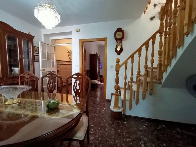 5 bedroom Townhouse for sale