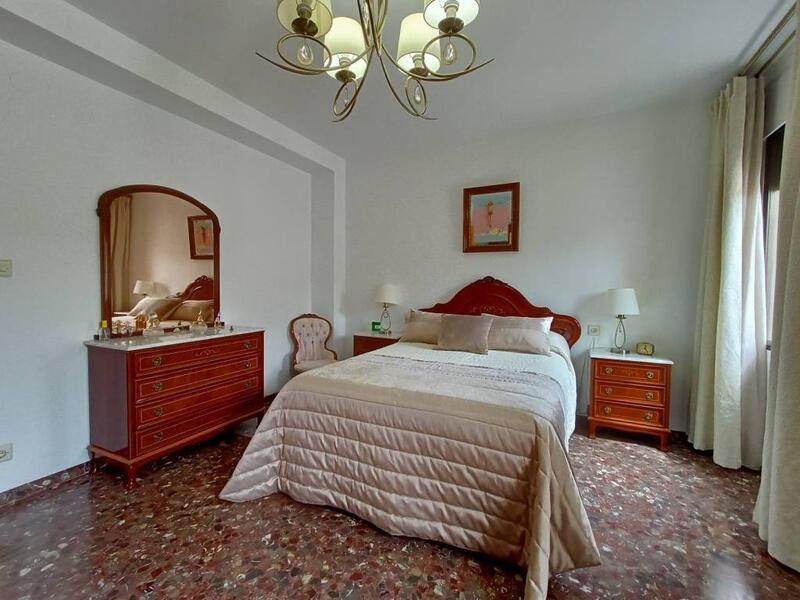5 bedroom Townhouse for sale