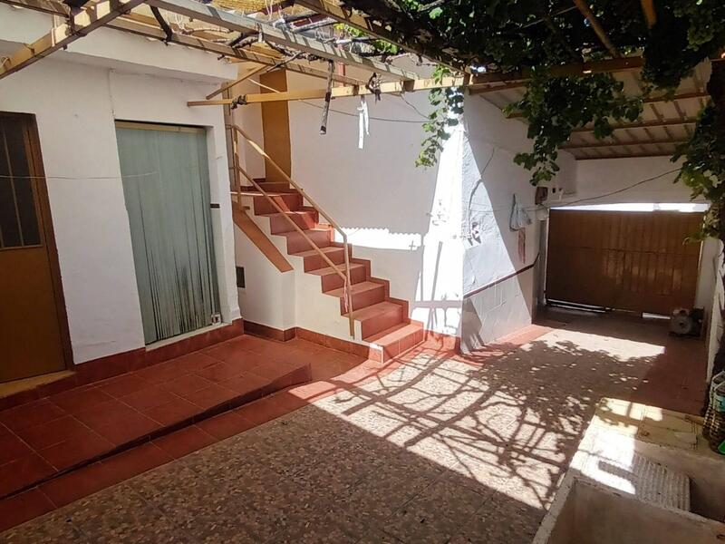 5 bedroom Townhouse for sale