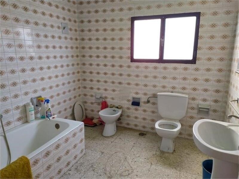 5 bedroom Townhouse for sale