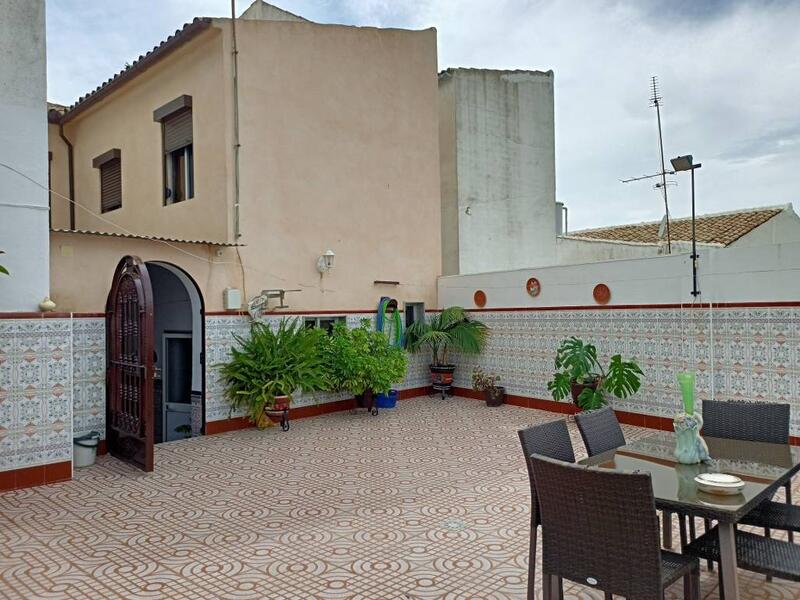 5 bedroom Townhouse for sale