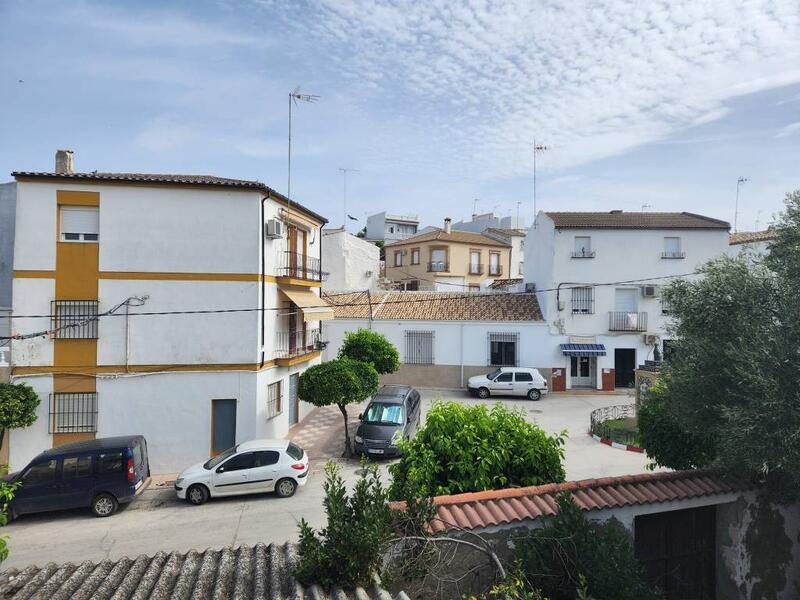 4 bedroom Townhouse for sale