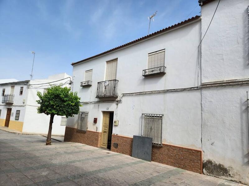 4 bedroom Townhouse for sale