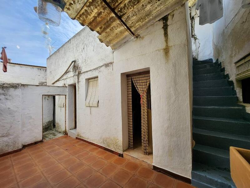 4 bedroom Townhouse for sale
