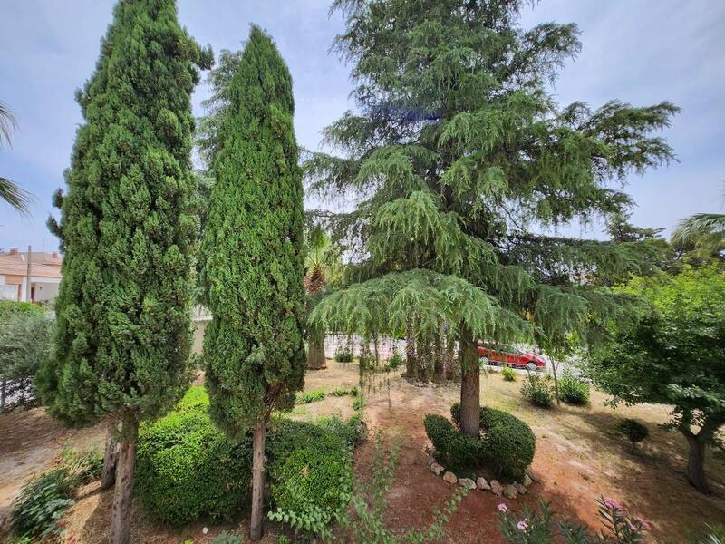 6 bedroom Townhouse for sale