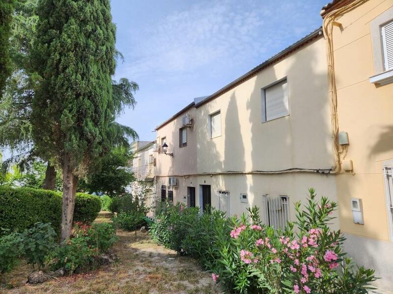 6 bedroom Townhouse for sale