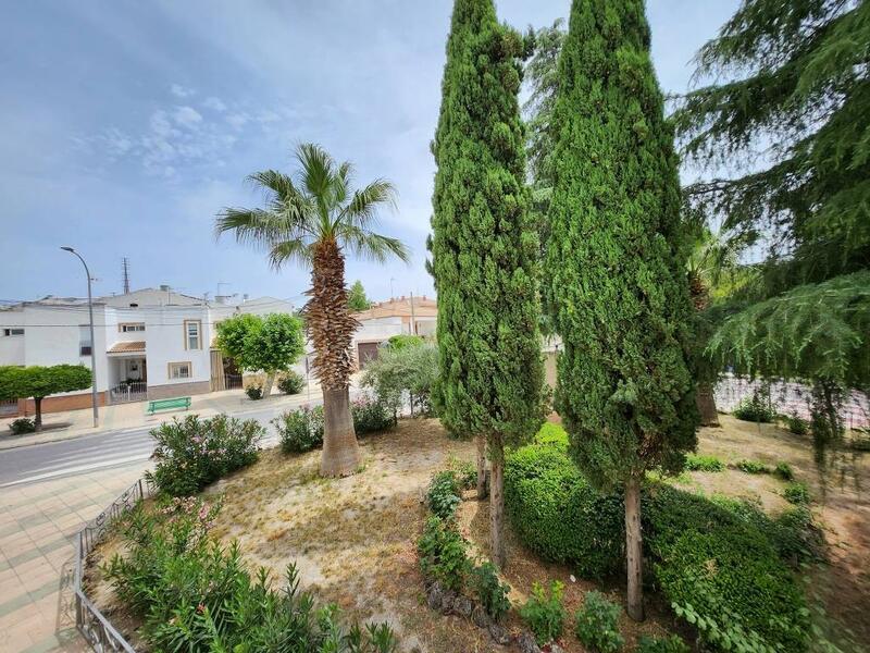 6 bedroom Townhouse for sale