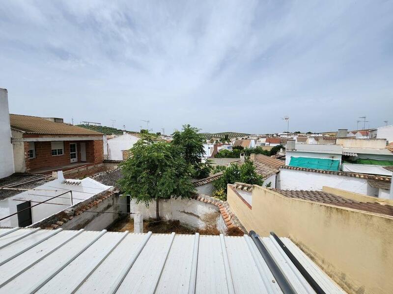 6 bedroom Townhouse for sale
