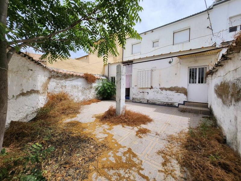 6 bedroom Townhouse for sale