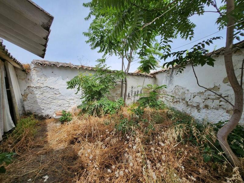 6 bedroom Townhouse for sale