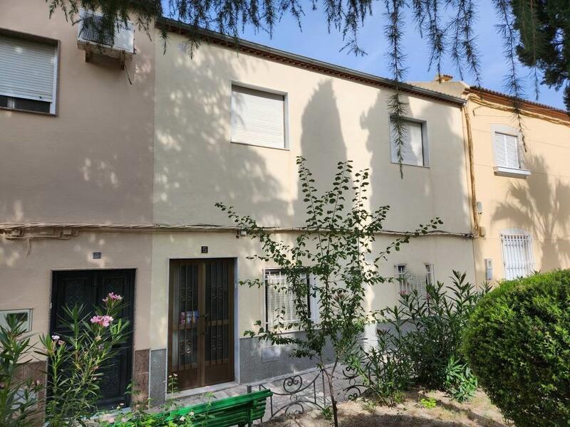 6 bedroom Townhouse for sale