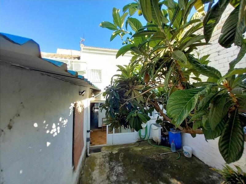 4 bedroom Townhouse for sale