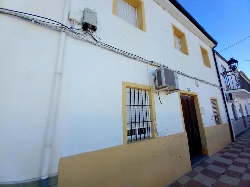 4 bedroom Townhouse for sale