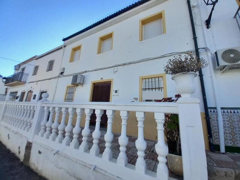 4 bedroom Townhouse for sale
