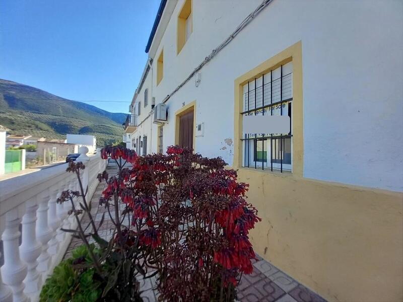 4 bedroom Townhouse for sale