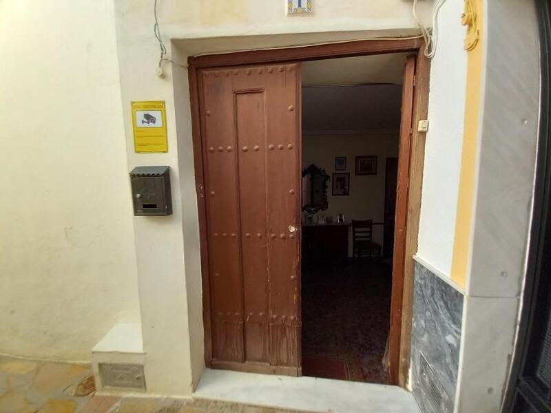 5 bedroom Townhouse for sale