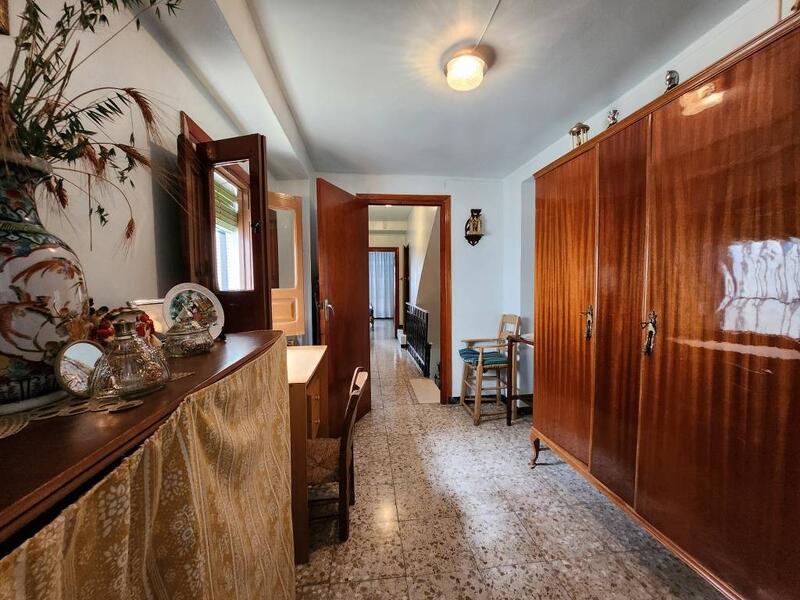 3 спальная комната городская тюрьма продается