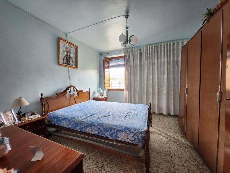 3 спальная комната городская тюрьма продается