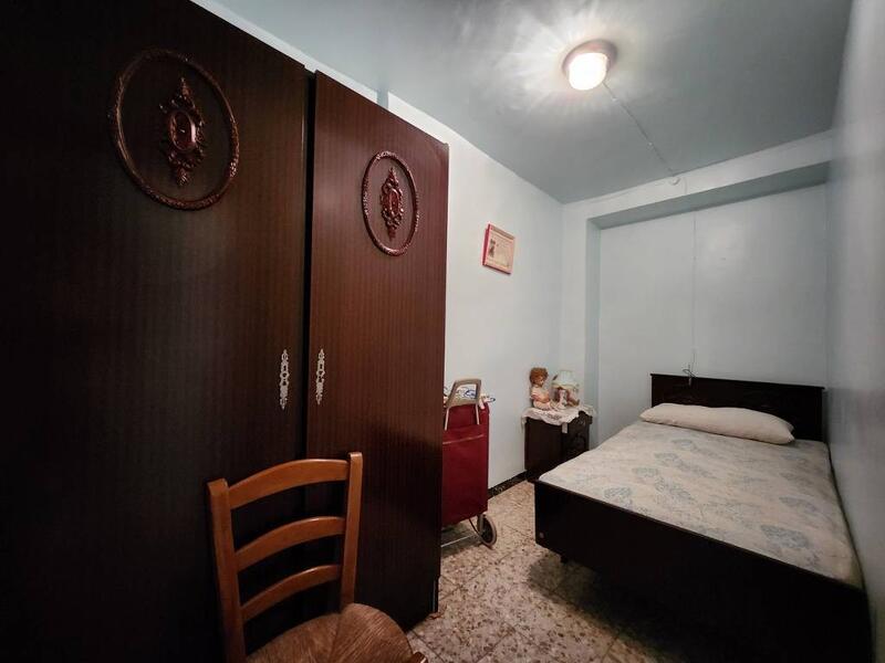 3 спальная комната городская тюрьма продается