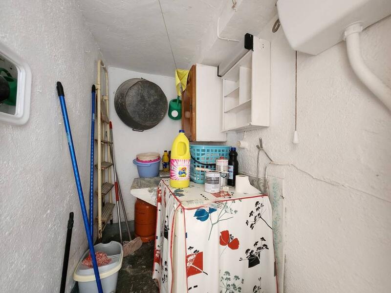3 спальная комната городская тюрьма продается