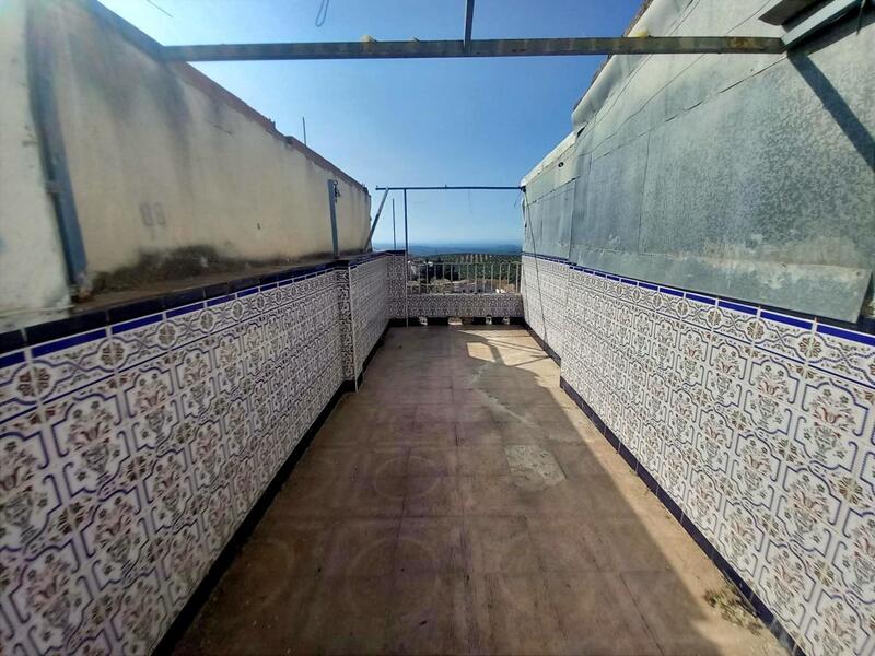 3 спальная комната городская тюрьма продается
