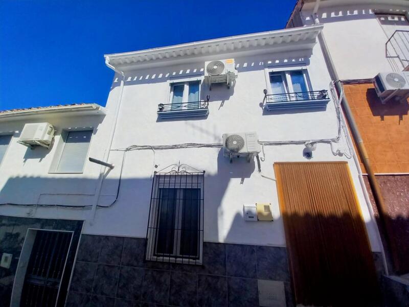 Townhouse for sale in Castillo de Locubin, Jaén