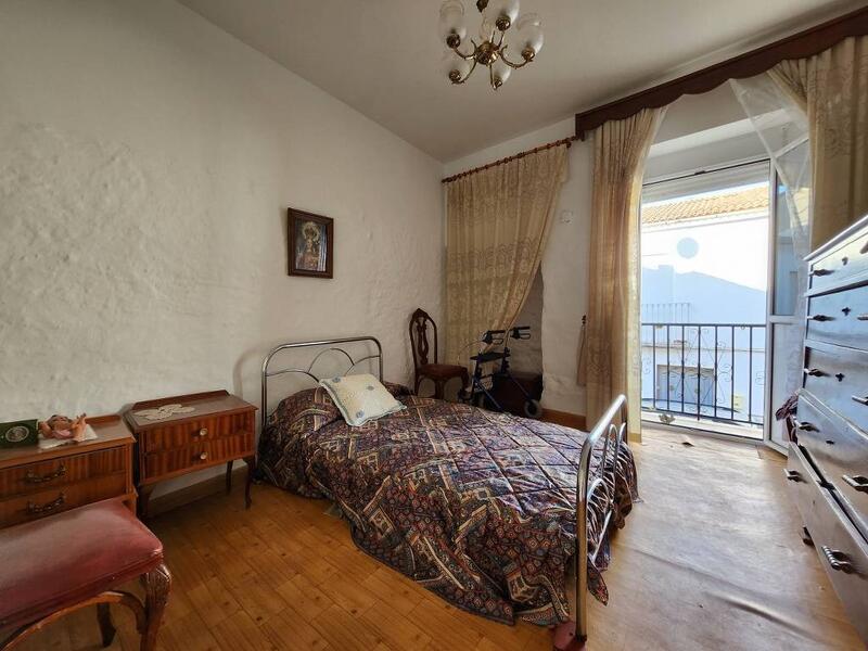 4 bedroom Townhouse for sale