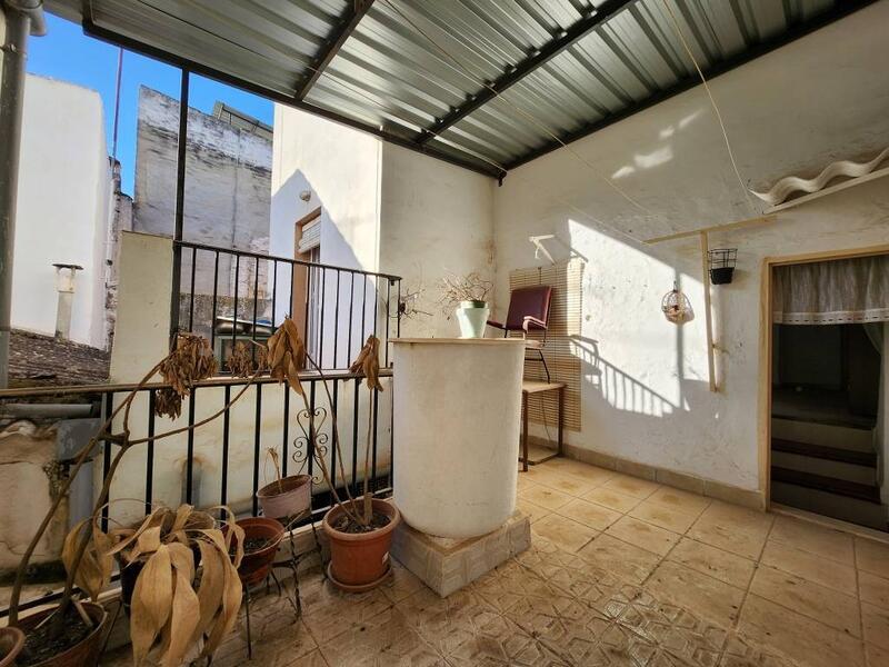 4 bedroom Townhouse for sale