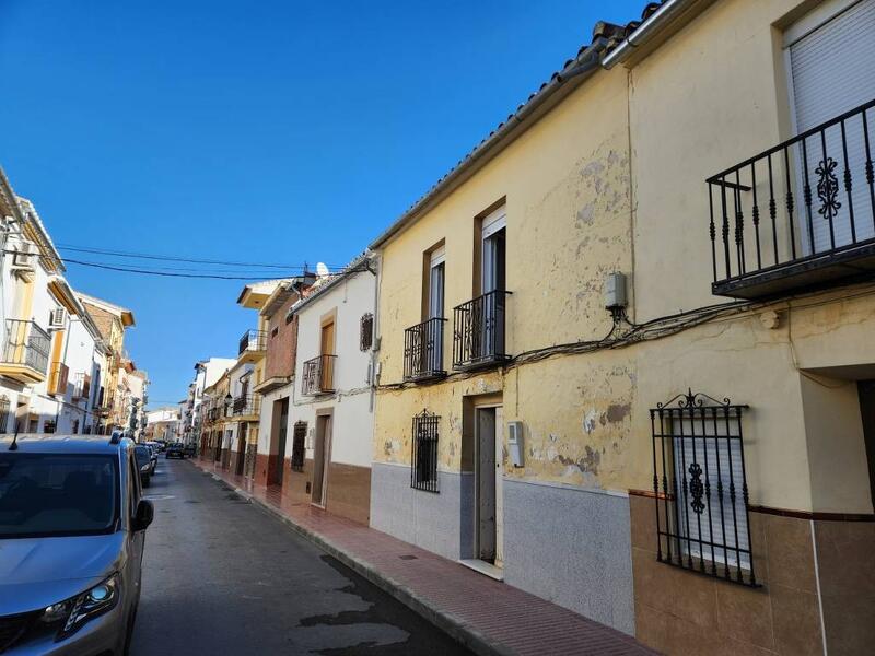 4 bedroom Townhouse for sale