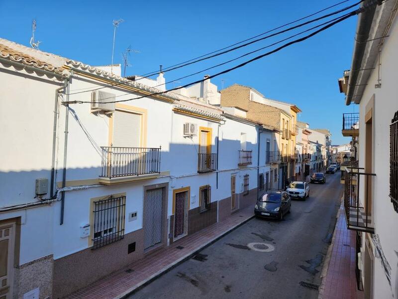 4 bedroom Townhouse for sale