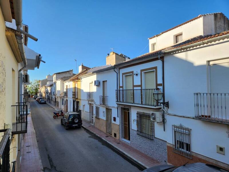 4 bedroom Townhouse for sale