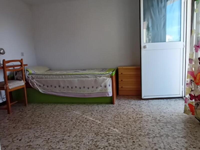 4 спальная комната городская тюрьма продается