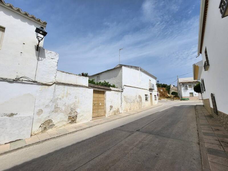 5 bedroom Townhouse for sale