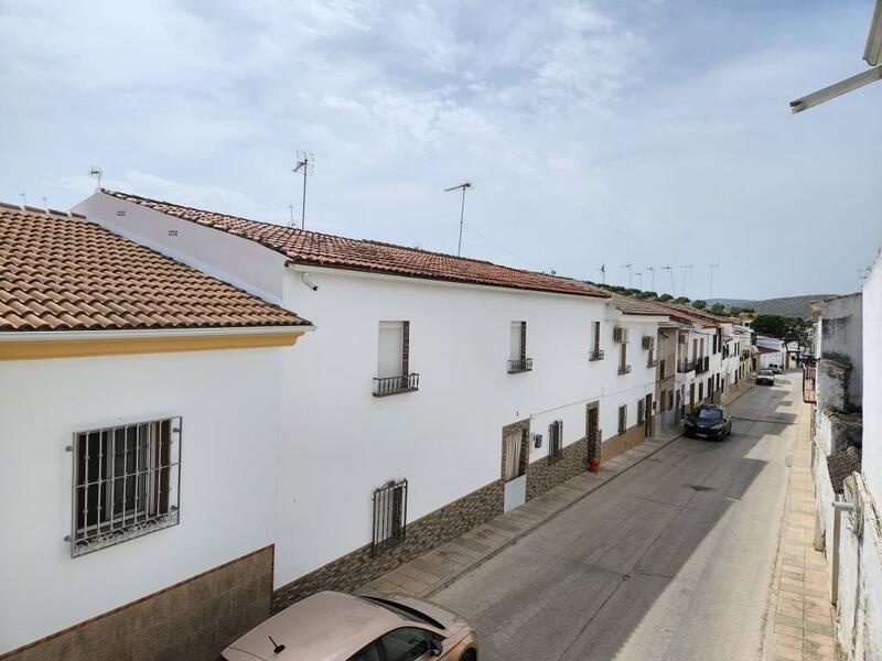 5 bedroom Townhouse for sale