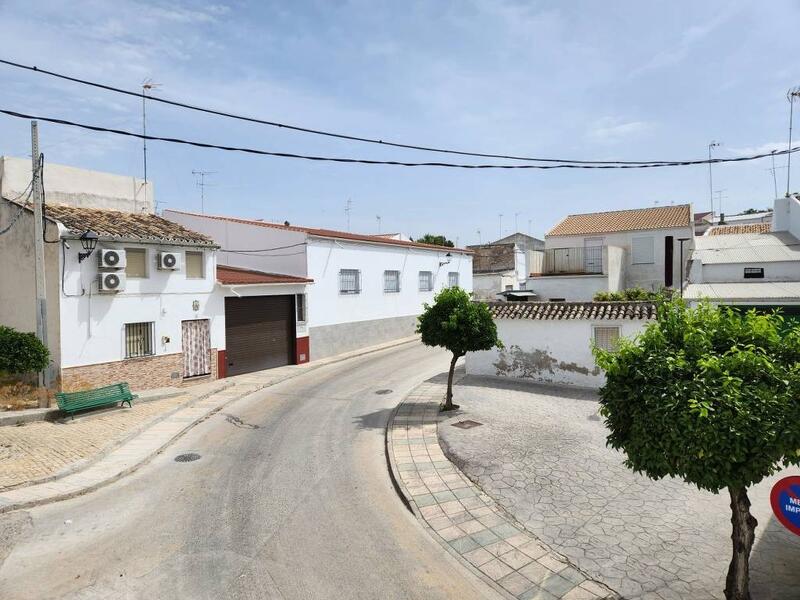 5 bedroom Townhouse for sale