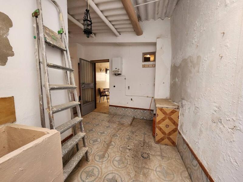 4 спальная комната городская тюрьма продается