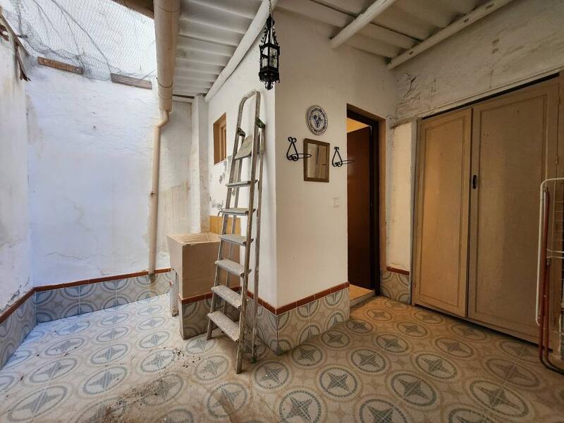 4 спальная комната городская тюрьма продается